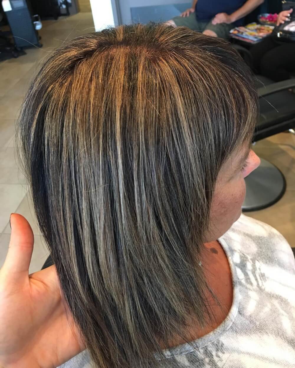 Balayage blonde høydepunkter på mørkt hår